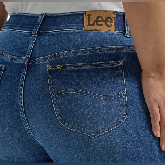 Lee Jeans Plus Size 28W Medium Denim Mid Rise Straight Leg Flex Motion Waist NWT - Picture 2 of 6
